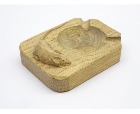 'Mouseman' Yorkshire oak ash tray by Robert Thompson of Kilburn, carved with mouse signature, W10cm Condition Report & Furthe