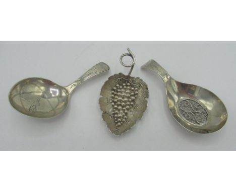 Geo.III hallmarked silver vine leaf shaped caddy spoon, relief decorated with grapes and with loop handle, possibly Joseph Wi