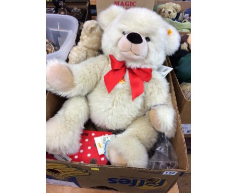 A quantity of Steiff bears