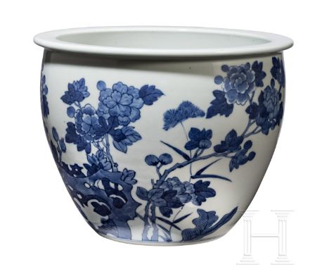 Große blau-weiße Jardiniere mit Blumendekor, China, wohl Kangxi-Periode Bauchiger Korpus, umlaufend mit Blütenzweigen und ein