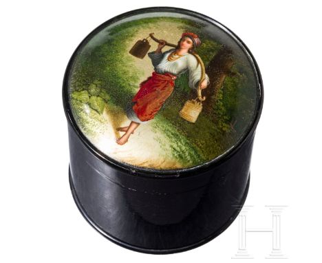 Lack-Teedose "Frau mit Schulterjoch", Russland, Moskau, Nikolaj Lukutin, 1882 - 1896  Papiermaché, Schwarzlack, polychrom bem