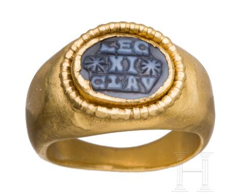 Goldring eines römischen Soldaten der Legio XI, 2. - 3. Jhdt. n. Chr.  Außen gewölbte und innen glatte Ringschiene, die sich 