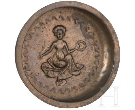 Tiefe Beckenschlägerschüssel mit sitzender Dame, Nürnberg, um 1500  Tiefe Schüssel aus kräftigem Messingblech mit leicht bauc