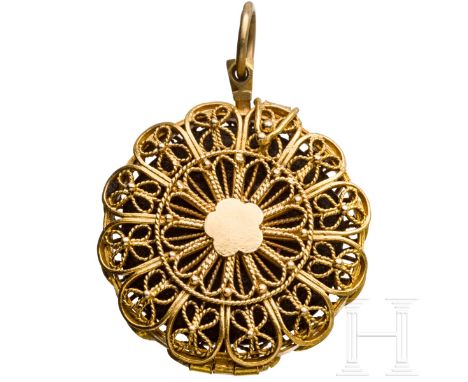 Goldener Filigrananhänger mit innenliegendem Schabstein, deutsch, 17./18. Jhdt.  Runder, sehr aufwendig aus 18kt Gold gearbei