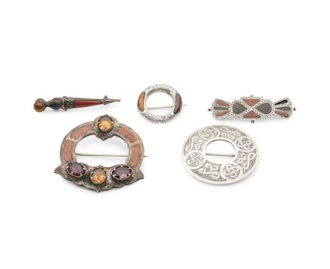 A collection of Scottish jewellery to include three small agate set brooches, a larger paste set circular brooch, and a circu