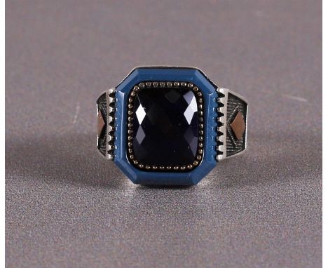 A 1st grade 925/1000 silver men's signet ring with a light and a dark blue stone. Ring size Ø 21.5 mm.