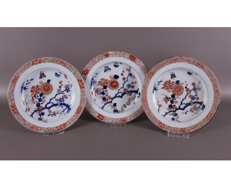 A series of three porcelain Chinese Imari plates with rouge de fer rim, China, Kangxi, around 1700. Blue, red, partly gold-he