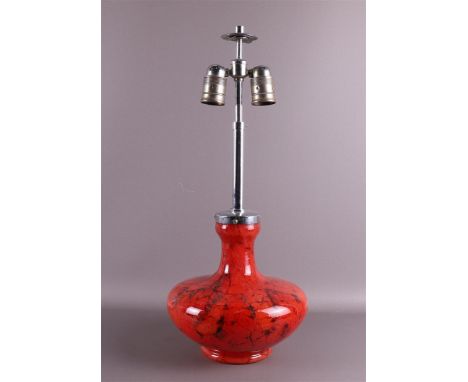 A red cloudy glass vintage design table lamp with nickel frame, 1970s, h 53 cm.