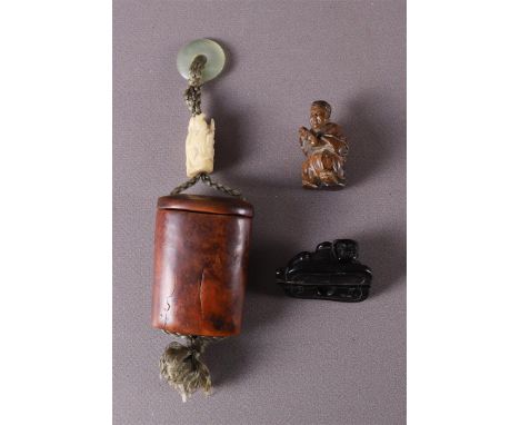 Two assorted netsuke and an inro, Japan, tot. 3x.