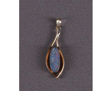 A 9 kt BWG pendant with an oval cabochon cut opal.