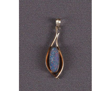 A 9 kt BWG pendant with an oval cabochon cut opal.