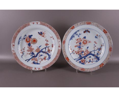 A pair of Chinese Imari porcelain dishes with rouge de fer rim, China, Kangxi, around 1700. Blue, red, partly gold-heightened