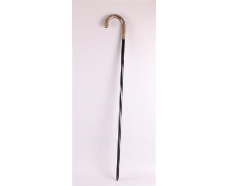 An ebonised wooden walking stick with a second grade 835/1000 silver handle, 1st half of the 20th century, length 86 cm.