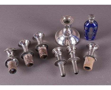 A lot of various silver, including candlestick and fragrance flacon. Here six stop, until. 8x.
