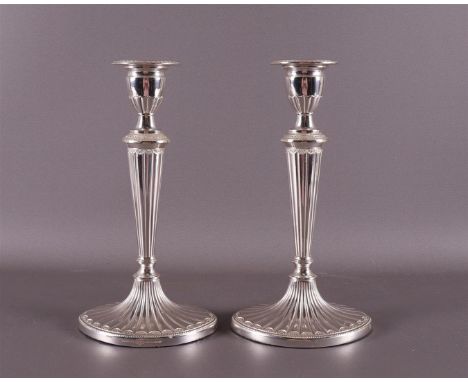 A pair of silver plated 1-light candlesticks, Empire style, h 25 cm, 20th century. Total 2x.