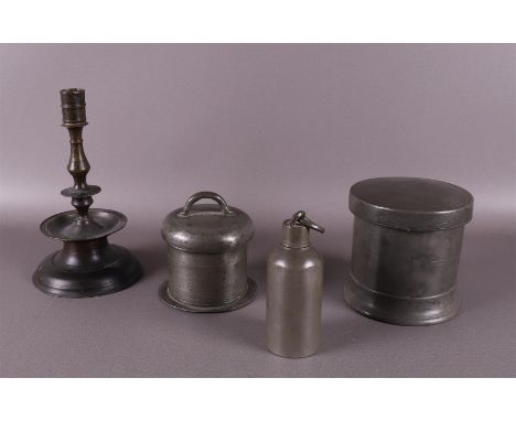 A lot of various tin, including butter pots, including 19th century. Including brass candlestick, h 19 cm, tot. 4x.