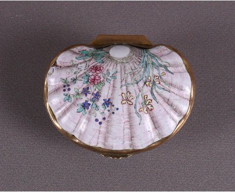 A brass and enameled shell-shaped tobacco box, around 1800. Polychrome floral decoration, width 8 cm (enamel damage).