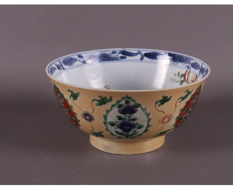 A famille verte porcelain bowl with 'cafè au lait' or 'chamois leather' background, on stand ring, China, Kangxi, around 1700