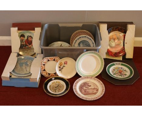 An assortment of ceramic plates (17) - comprising of 'Wedgwood', Portland Pottery, H Aynsley &amp; Co and three boxed plates 