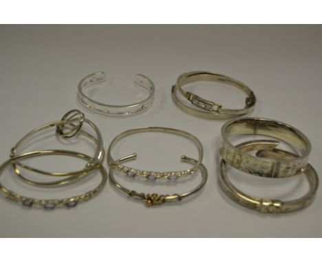 Silver - a contemporary silver hinged bangle, engraved with flowers, others (9)