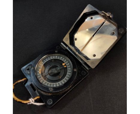 BRITISH BAKELITE WW2 OFFICERS MK1 COMPASS MADE BY T.G CO LTD