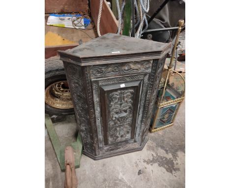 GEORGIAN CARVED CORNER CABINET