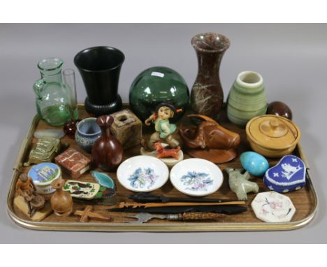 A tray lot of various collectables to include Wedgwood, Wade and Goebel examples.