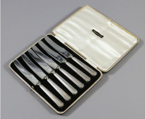A cased set of six Art Deco silver handled butter knives.