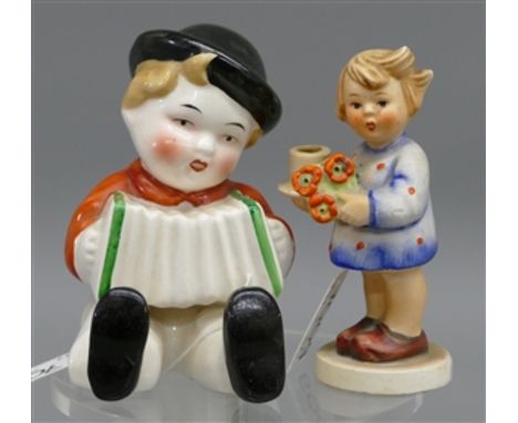 Paar Porzellanfiguren Manufaktur Goebel, 1x Hummel-Mädchen mit Blumen, 1x Akkordeonspieler, Bodenmarke, h ca 10 cm, 