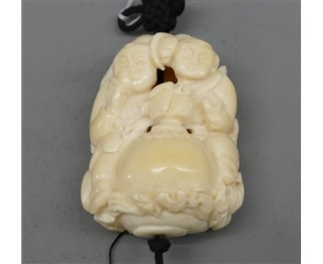 Netsuke China, Bein, geschnitzt, "Personen und Kürbis", durchbrochen gearbeitet, h 6 cm, 