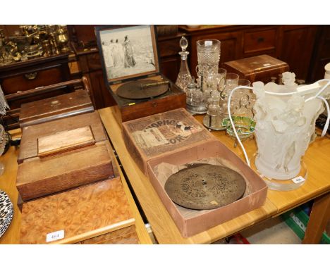 A walnut cased polyphon and various discs