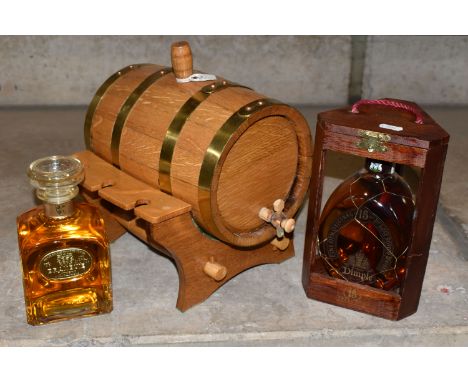 ONE BOTTLE OF DIMPLE Fine Old Original 15 Year Old De Luxe Scotch Whisky, 40% vol. 70cl, seal intact, boxed, a decanter of DR