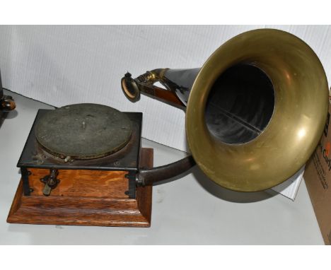 A VICTOR HIS MASTERS VOICE TYPE R COMPACT GRAMOPHONE, complete with horn, in working condition