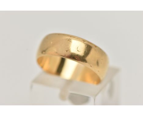 AN 18CT GOLD BAND RING, yellow gold band with a worn etched design, approximate band width 6mm, hallmarked 18ct Sheffield, ri