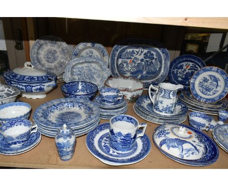 A LARGE QUANTITY OF LATE 19TH/EARLY 20TH CENTURY BLUE AND WHITE DINNERWARE, comprising five Vignette stoneware soup dishes (o