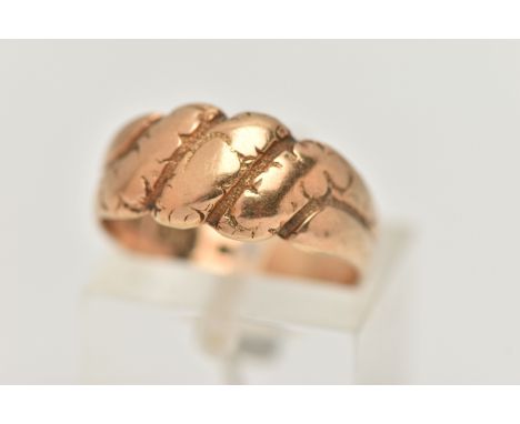 AN EARLY 20TH CENTURY, 18CT GOLD RING, knot style with worn engraving, hallmarked 18ct Birmingham 1900, ring size L leading e