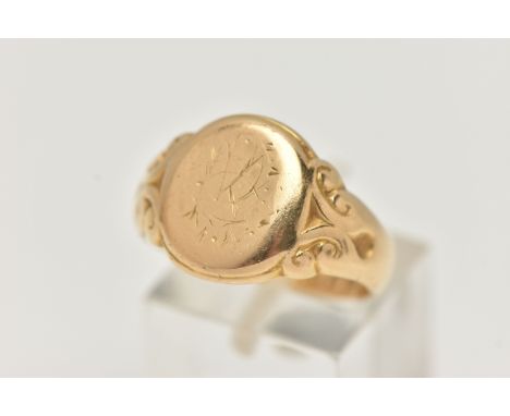 AN EARLY 20TH CENTURY, 18CT GOLD GENTS SIGNET RING, of an oval form, worn engraved monogram, ring head length 11.9mm, scrolli
