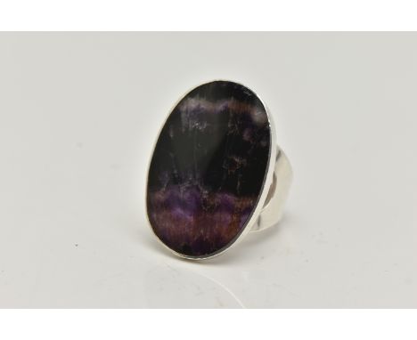 A SILVER BLUE JOHN FLUORITE RING, of a large oval form, measuring approximately length 31.0mm x 21.6mm, bifurcated shoulders 