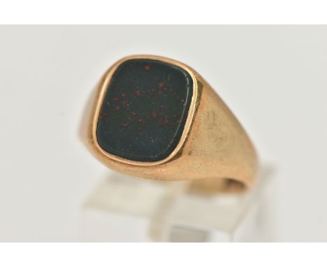 A 9CT GOLD GENTS BLOODSTONE SIGNET RING, polished rounded rectangular bloodstone inlay, to a polished band, hallmarked 9ct Bi