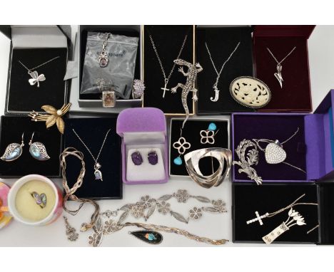 AN ASSORTMENT OF WHITE METAL JEWELLERY, to include an art deco painted miniature ring, an Italian plaited chain necklace, an 