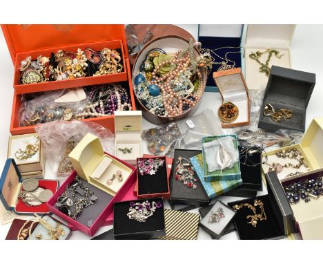 A BOX OF ASSORTED JEWELLERY AND WATCHES, to include  a small selection of white metal jewellery, most stamped 925, approximat