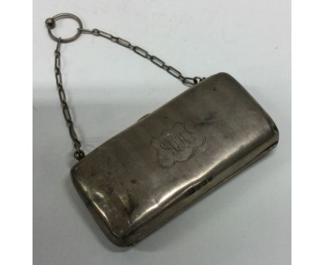 A silver purse with engine turned decoration. Birmingham 1914. Approx. 109 grams. Est. £60 - £80.