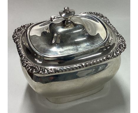 A silver clean tea caddy. Approx. 174 grams. Est. £100 - £150.