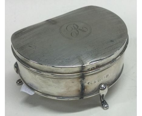 A small oval silver ring box with engine turned decoration. Approx. 91 grams. Est. £30 - £40.