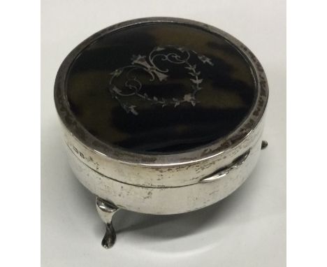 A circular silver and tortoiseshell trinket box. Birmingham 1917. By D&F. Approx. 82 grams. Est. £40 - £60. 