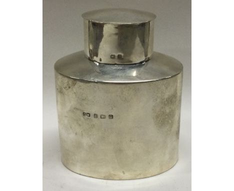 A silver tea caddy. Birmingham 1911. By CW. Approx. 97 grams. Est. £80 - £120.