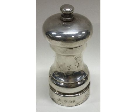 A silver pepper grinder. London. Approx. 136 grams. Est. £20 - £30.