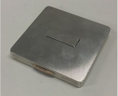 A fine quality engine turned silver hinged top compact. Approx. 125 grams. Est. £30 - £50.