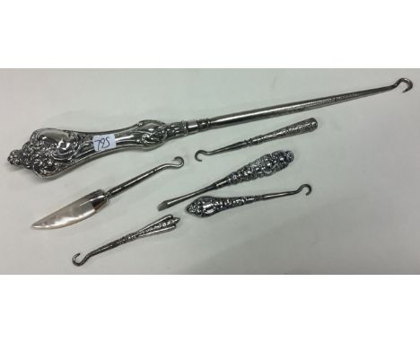A good collection of silver mounted button hooks. Approx. 95 grams. Est. £25 - £30.