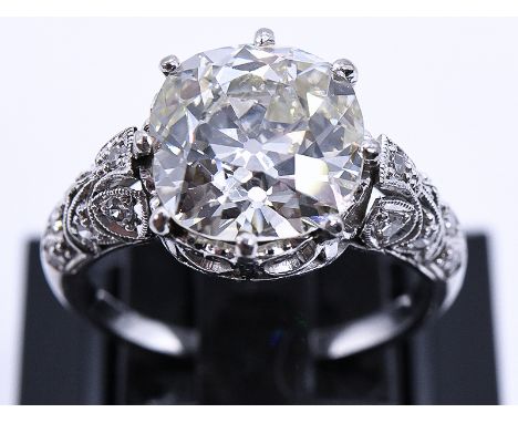   Prunkvoller Art-Deco Ring mit Altschliff-Diamant ca. 5,6 ct und kleinen Diamanten, zus. 0,1 ct, Juweliersarbeit, um 1920. P